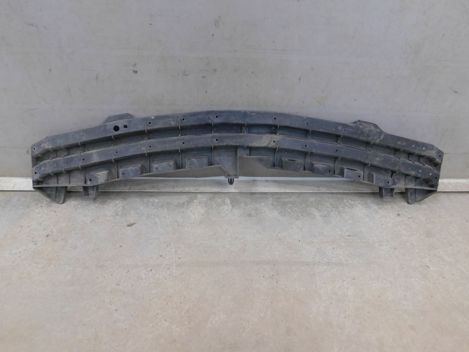 Усилитель переднего бампера Toyota Hilux 2015>