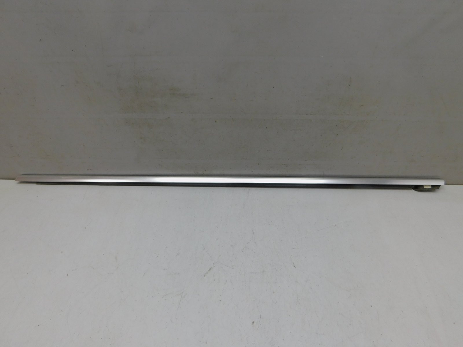 Накладка стекла переднего правог Volkswagen Jetta 2011>