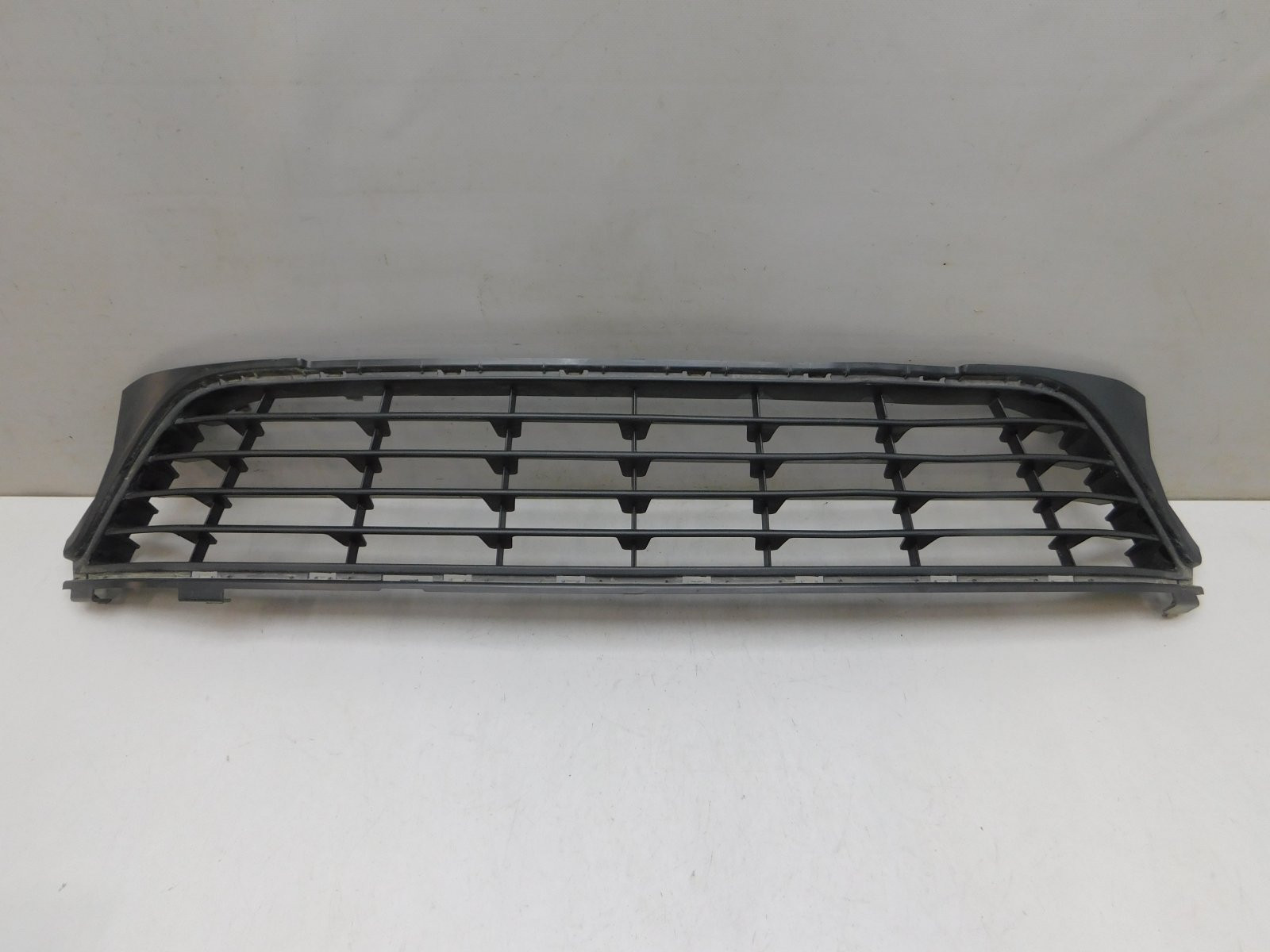 Решетка в бампер центральная Renault Sandero 2014>