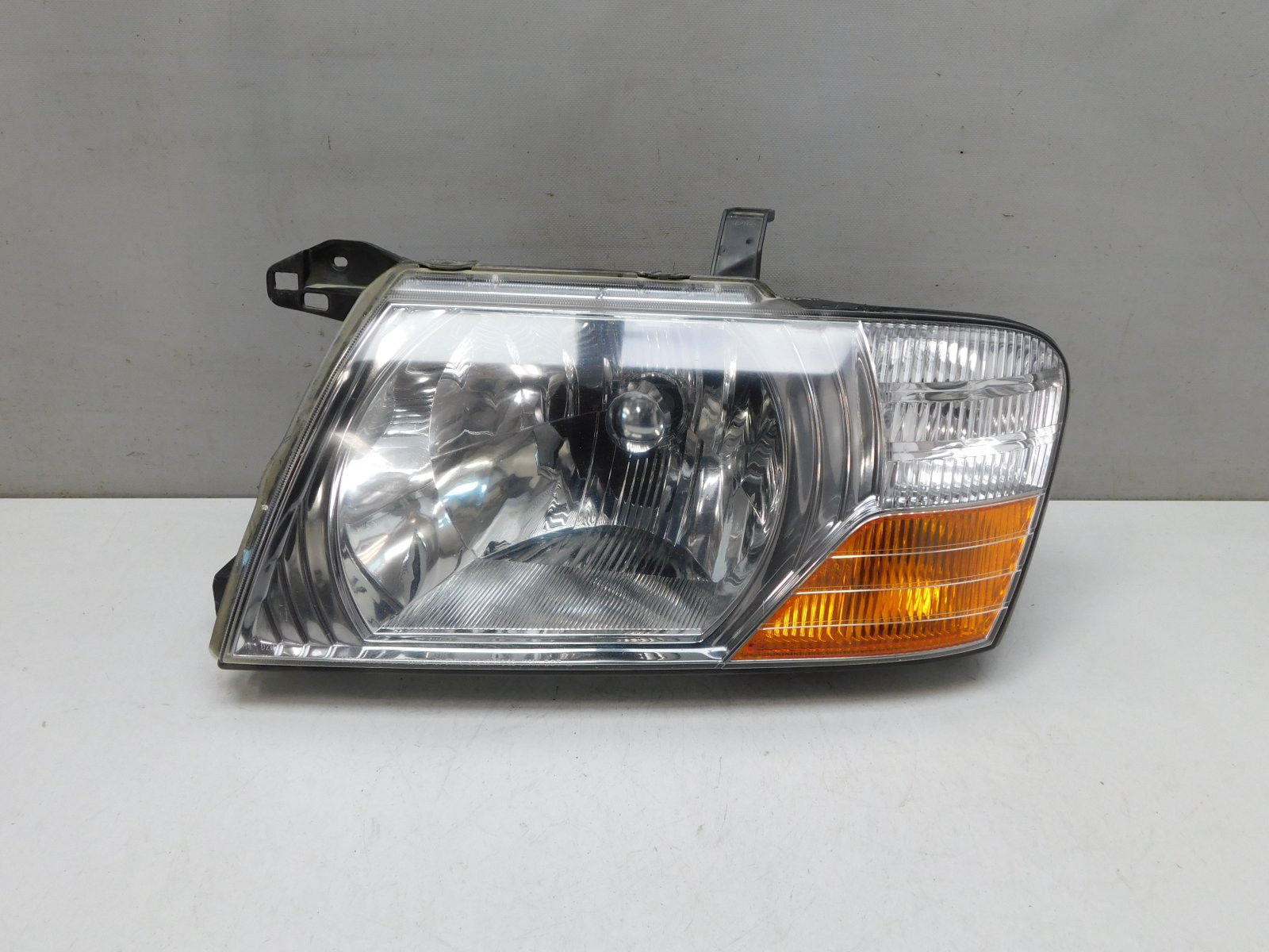 Фара левая Mitsubishi Pajero/Montero 2000-2006