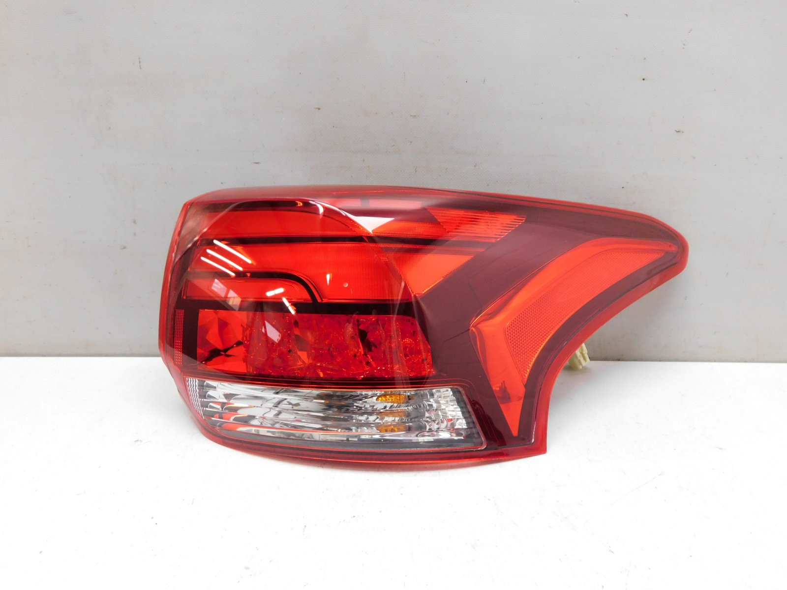 Фонарь задний наружный правый Mitsubishi Outlander 2012>