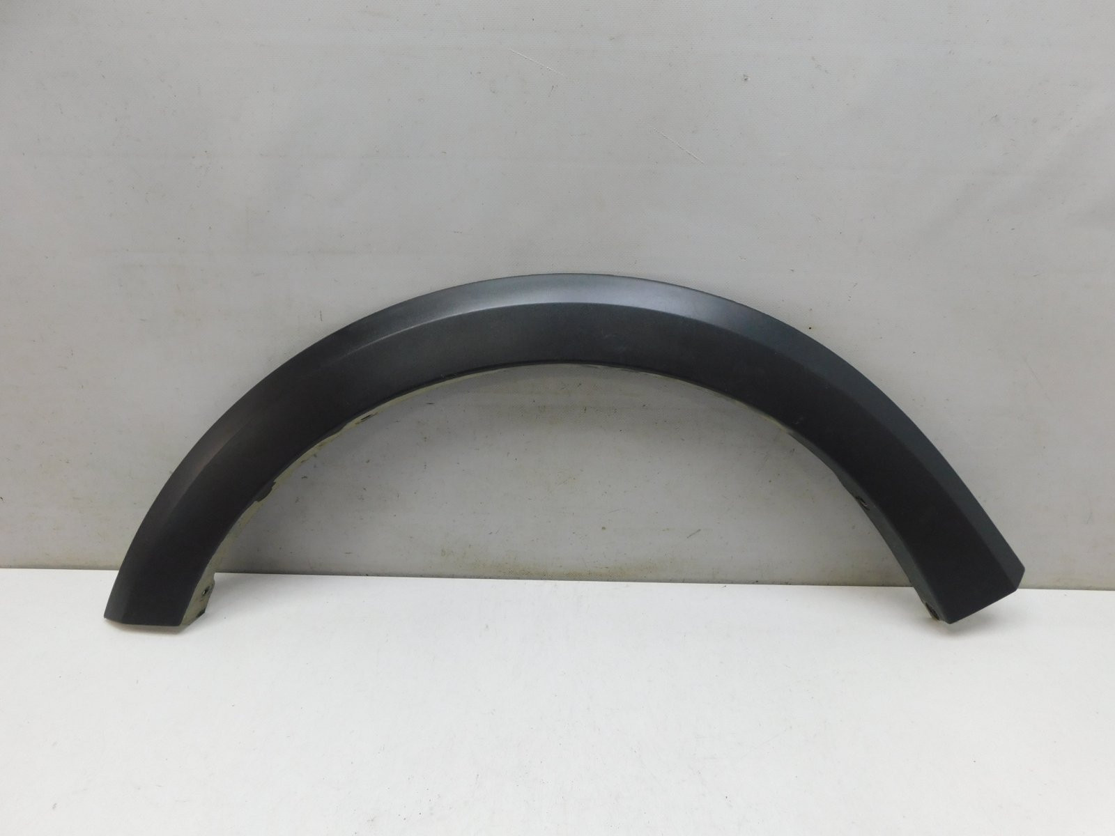 Накладка крыла переднего левого Renault Sandero 2014>