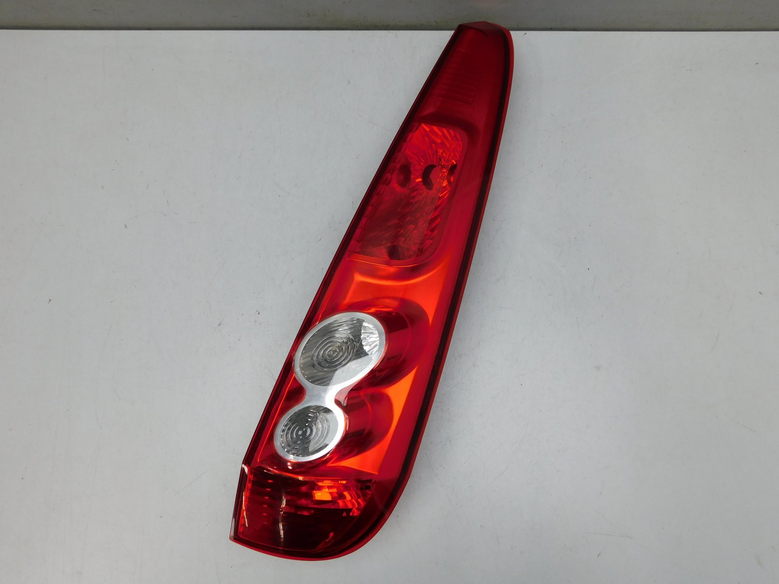 Фонарь задний правый Ford Fiesta V 2001-2008