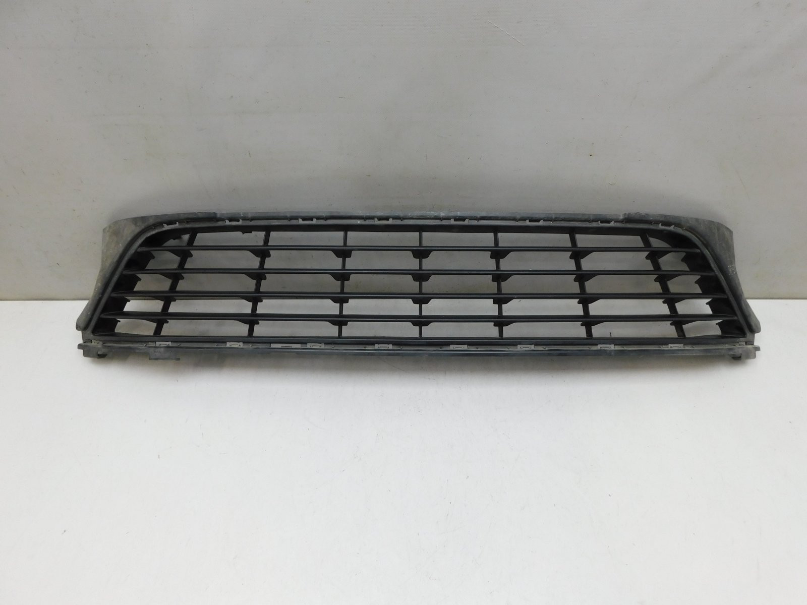 Решетка в бампер центральная Renault Sandero 2014>