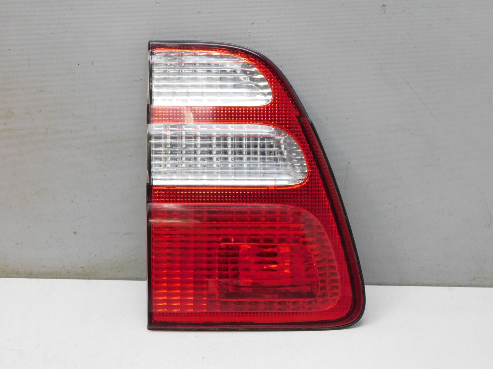 Фонарь задний внутренний левый Toyota Land Cruiser (100) 1998-2007