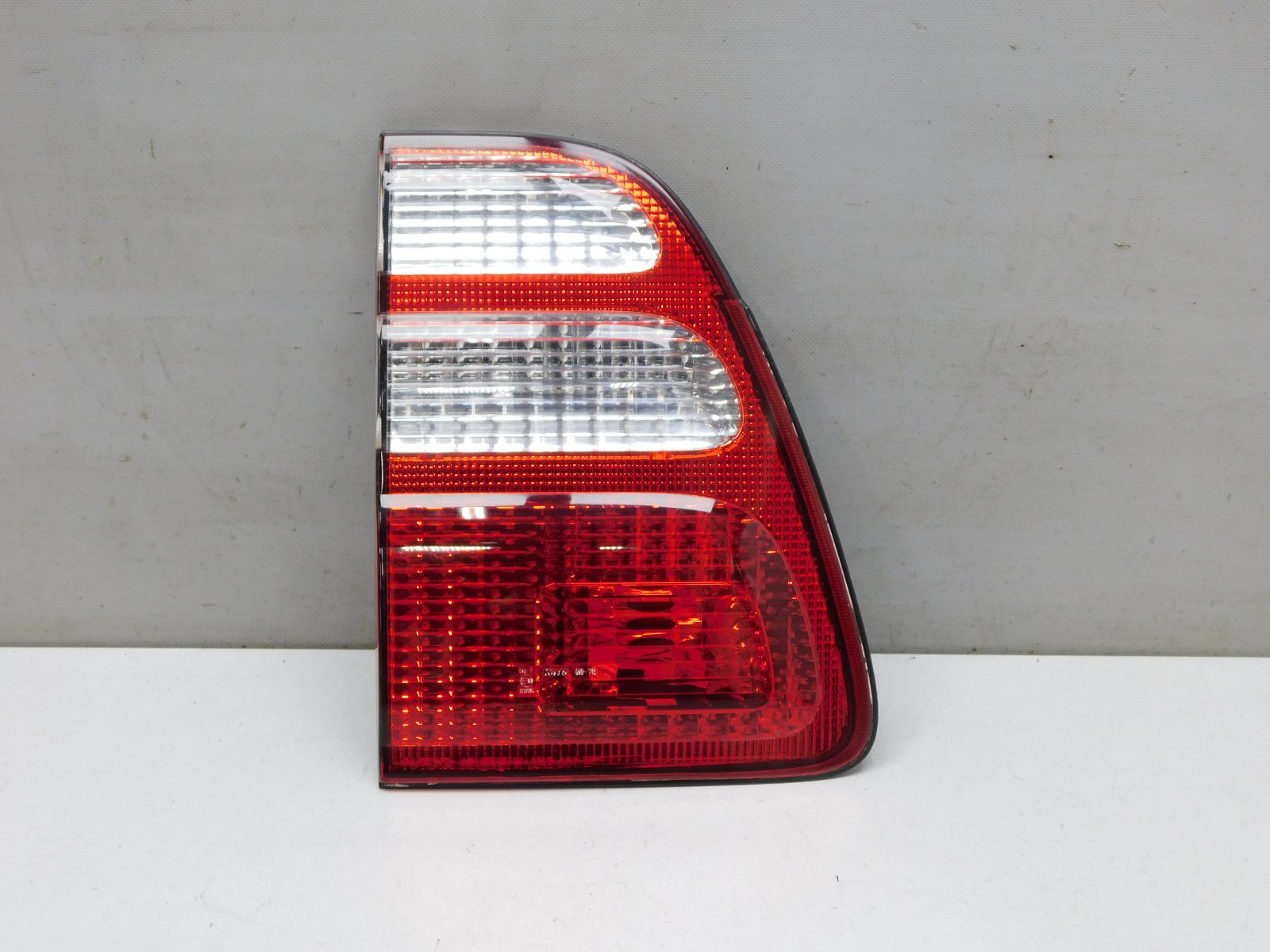 Фонарь задний внутренний левый Toyota Land Cruiser (100) 1998-2007