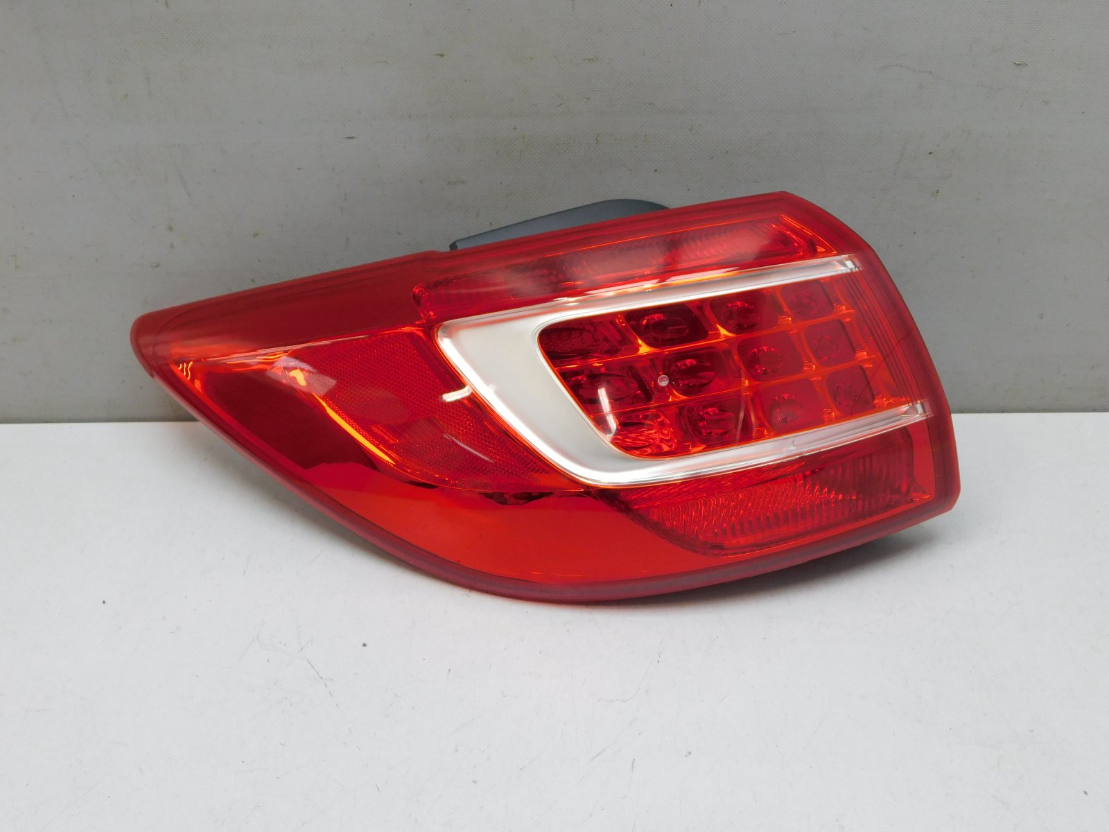 Фонарь задний наружный левый Kia Sportage 2010-2015