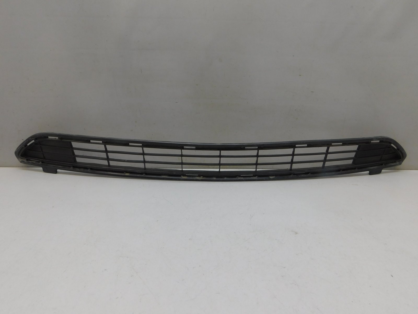 Решетка в бампер центральная Toyota RAV 4 2013-2019