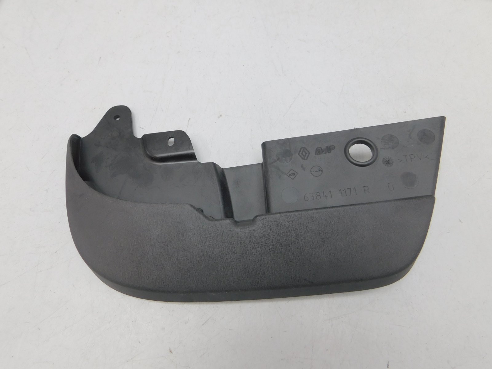 Брызговик передний левый Renault Sandero 2014>