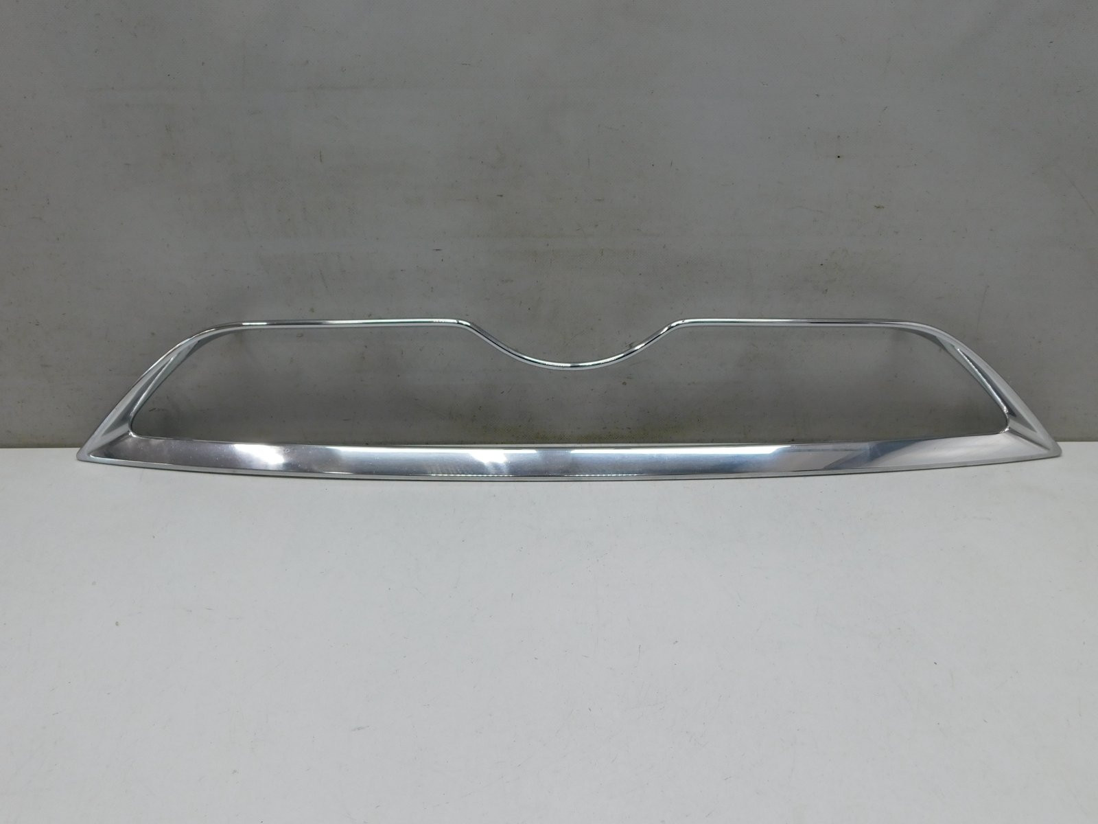 Молдинг решетки радиатора Toyota Sienta II 2015>