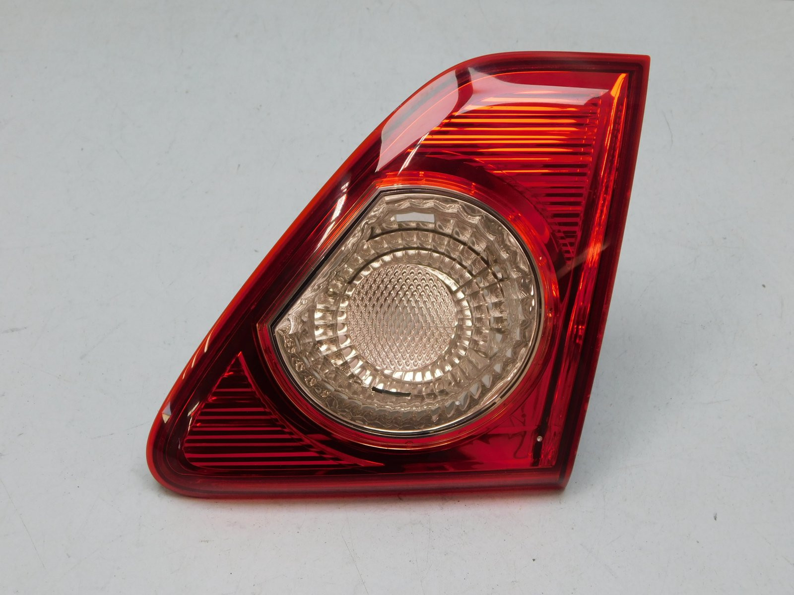 Фонарь задний внутренний правый Toyota Corolla E15 2006-2013