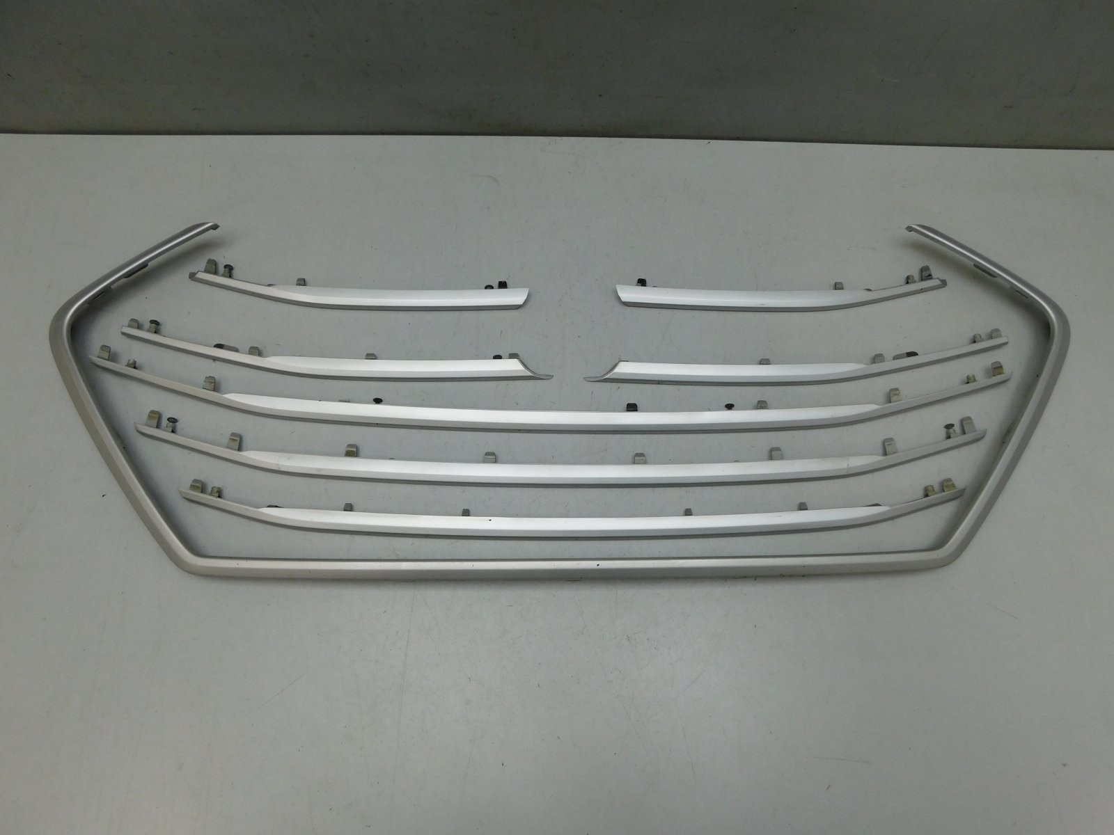 Молдинг решетки радиатора Hyundai Elantra 2016>