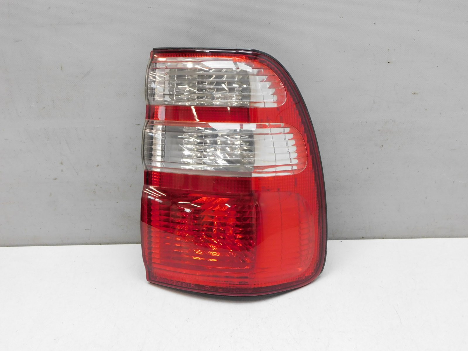 Фонарь задний наружный правый Toyota Land Cruiser (100) 1998-2007