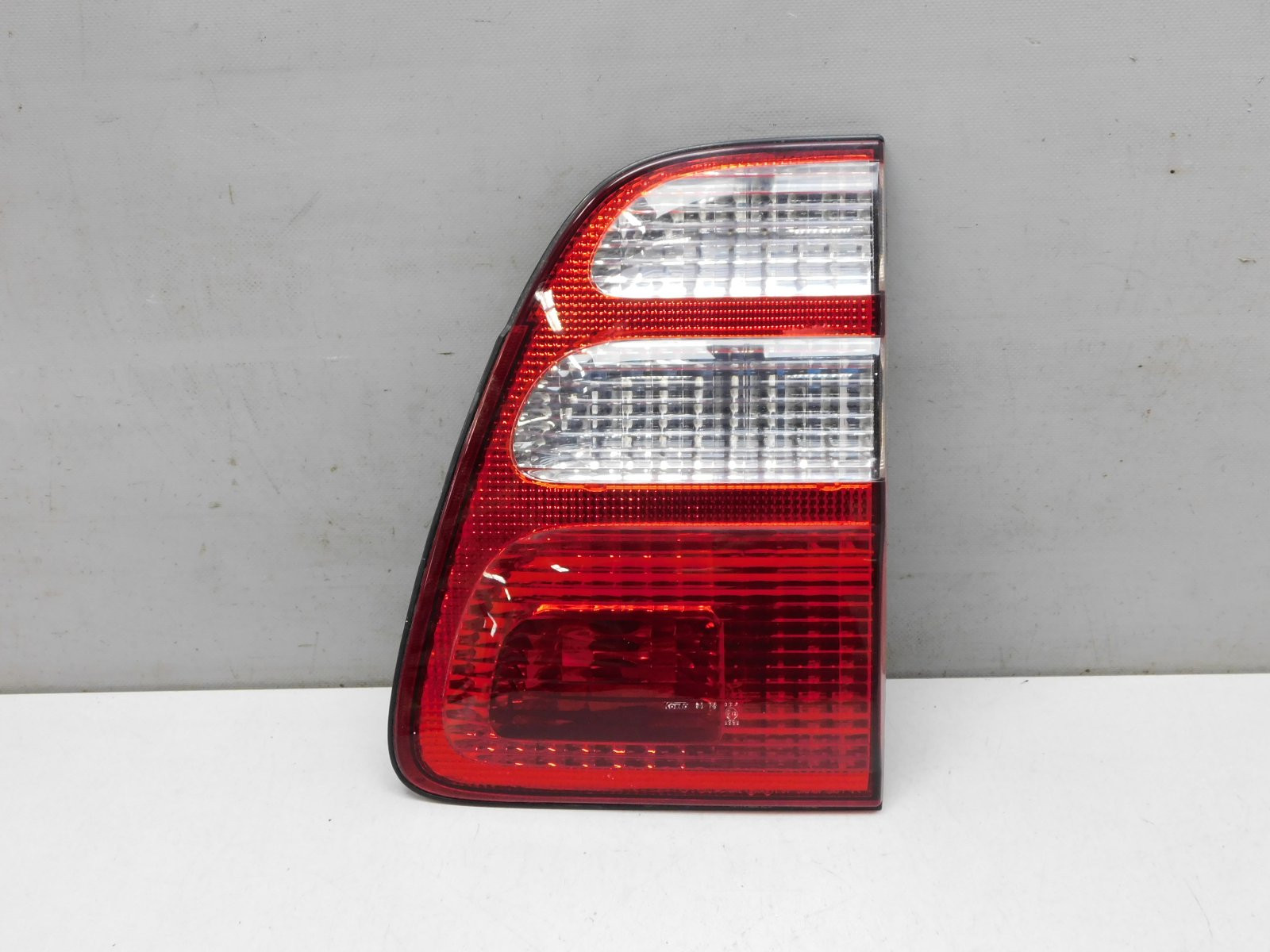 Фонарь задний внутренний правый Toyota Land Cruiser (100) 1998-2007