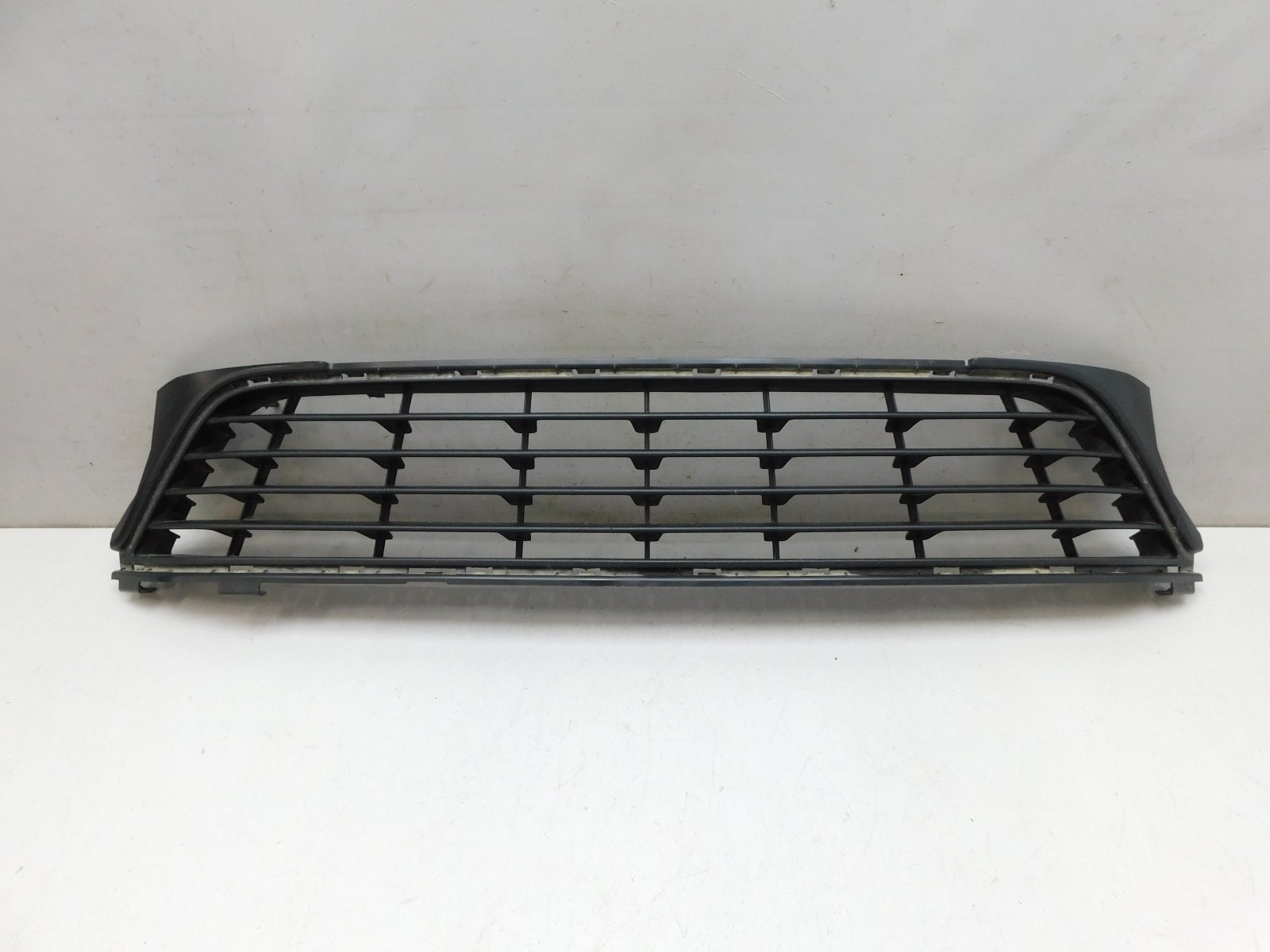 Решетка в бампер центральная Renault Sandero 2014>