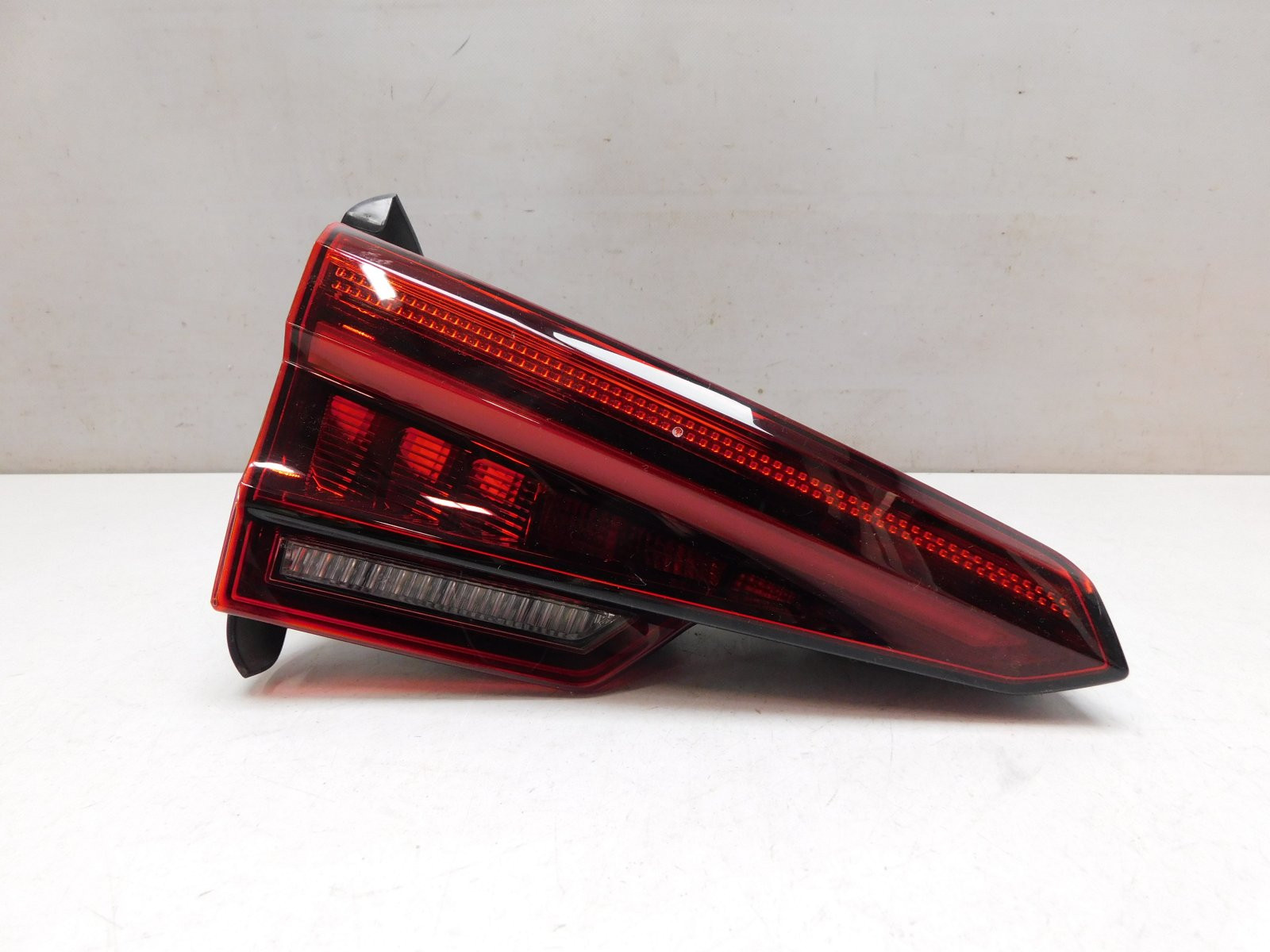 Фонарь задний внутренний левый Audi A4 [B9] 2015>