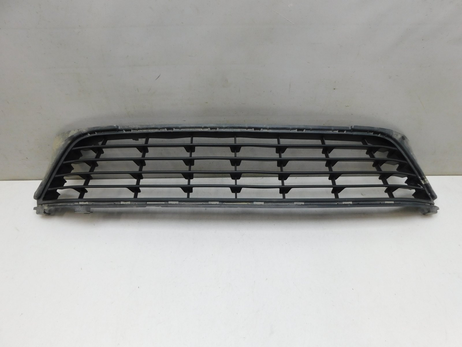 Решетка в бампер центральная Renault Sandero 2014>