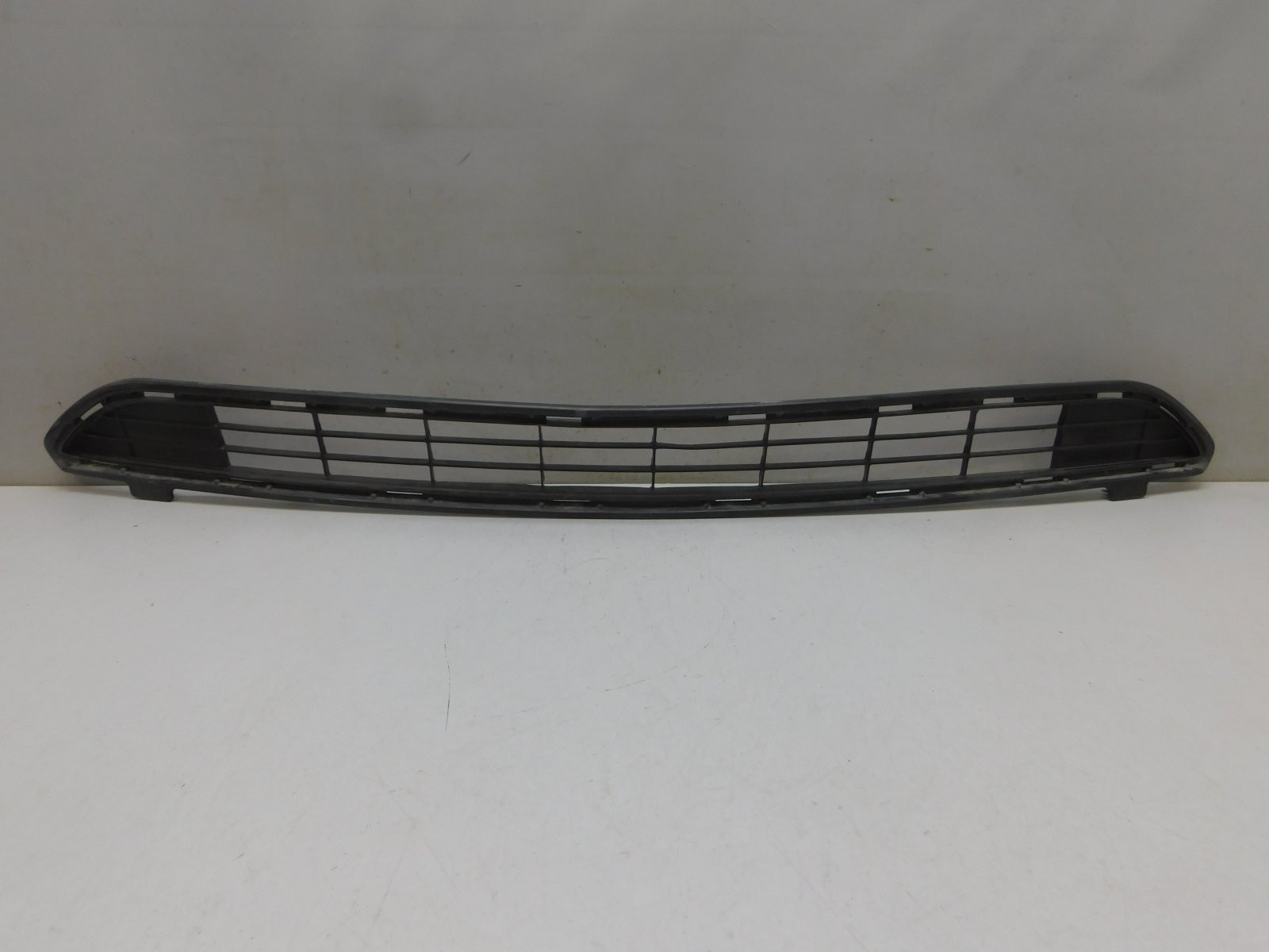 Решетка в бампер центральная Toyota RAV 4 2013-2019