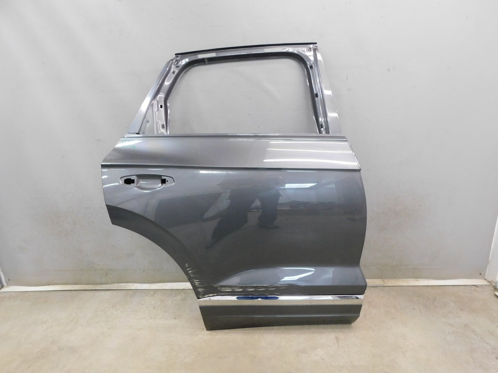 Дверь задняя правая Volkswagen Touareg 2018>