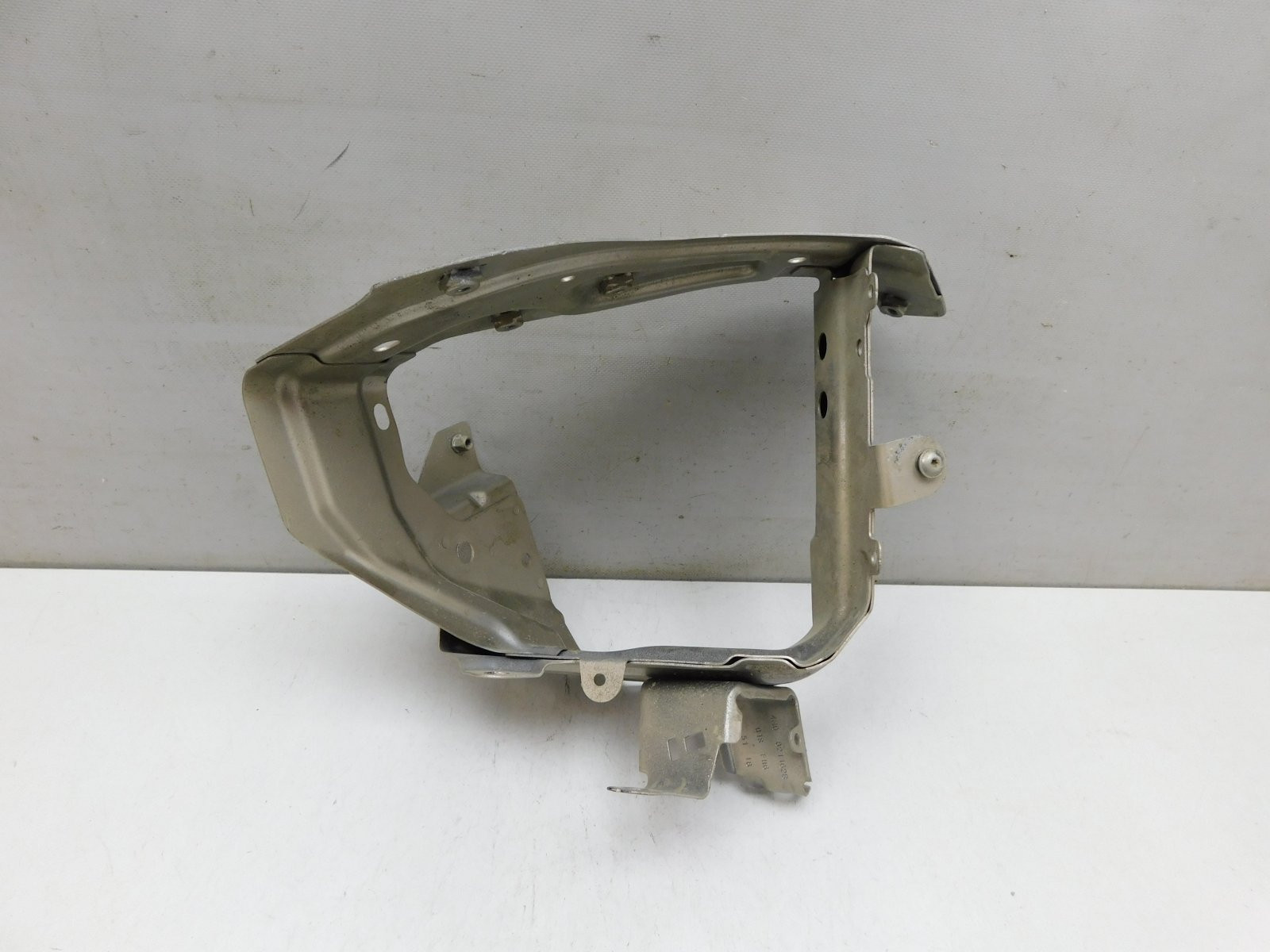 Кронштейн крепления правого крыл Volkswagen Touareg 2018>