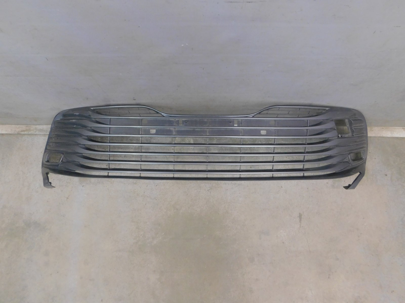 Решетка в бампер центральная Toyota Camry V70 2017>