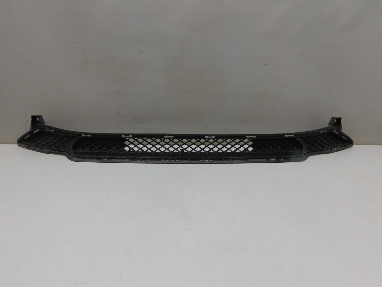 Решетка в бампер центральная Hyundai Solaris 2017>