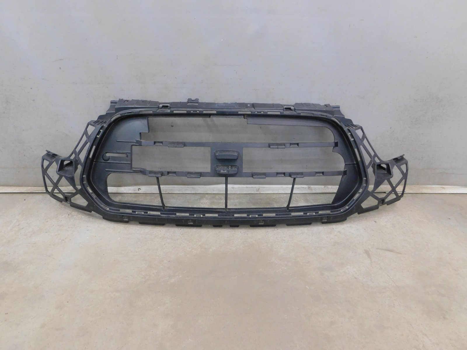 Кронштейн решетки радиатора Ford Transit 2014>