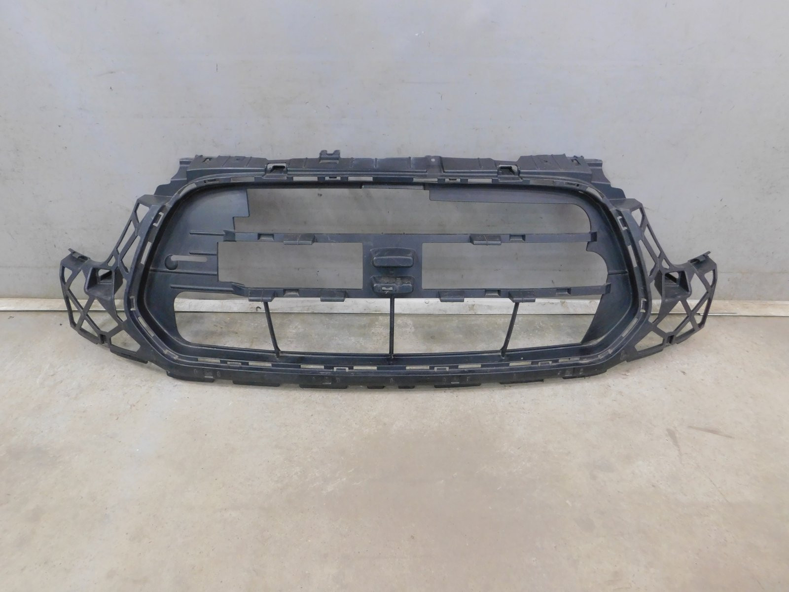 Кронштейн решетки радиатора Ford Transit 2014>