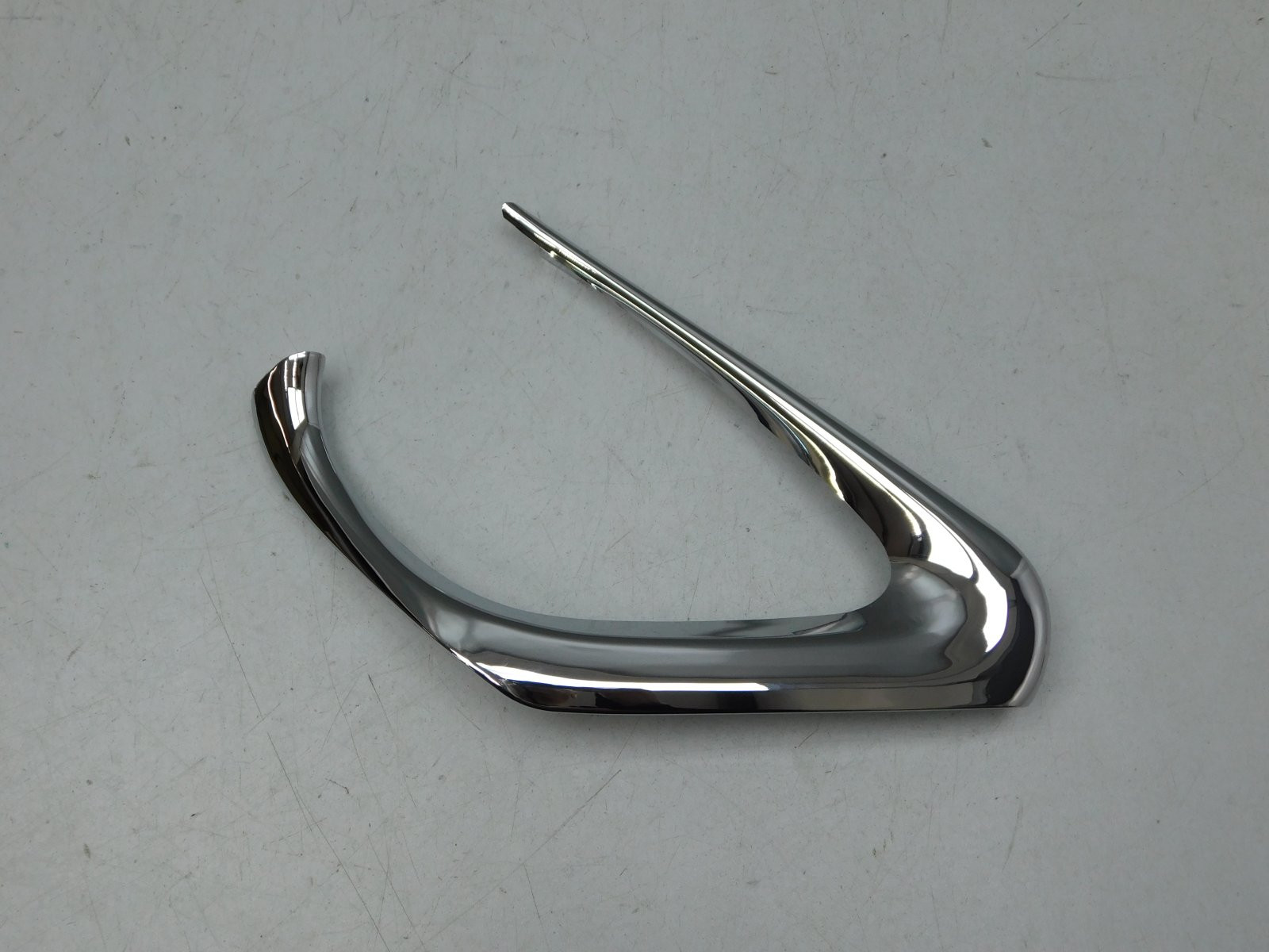 Молдинг центральной решетки Toyota Camry V50 2011-2018