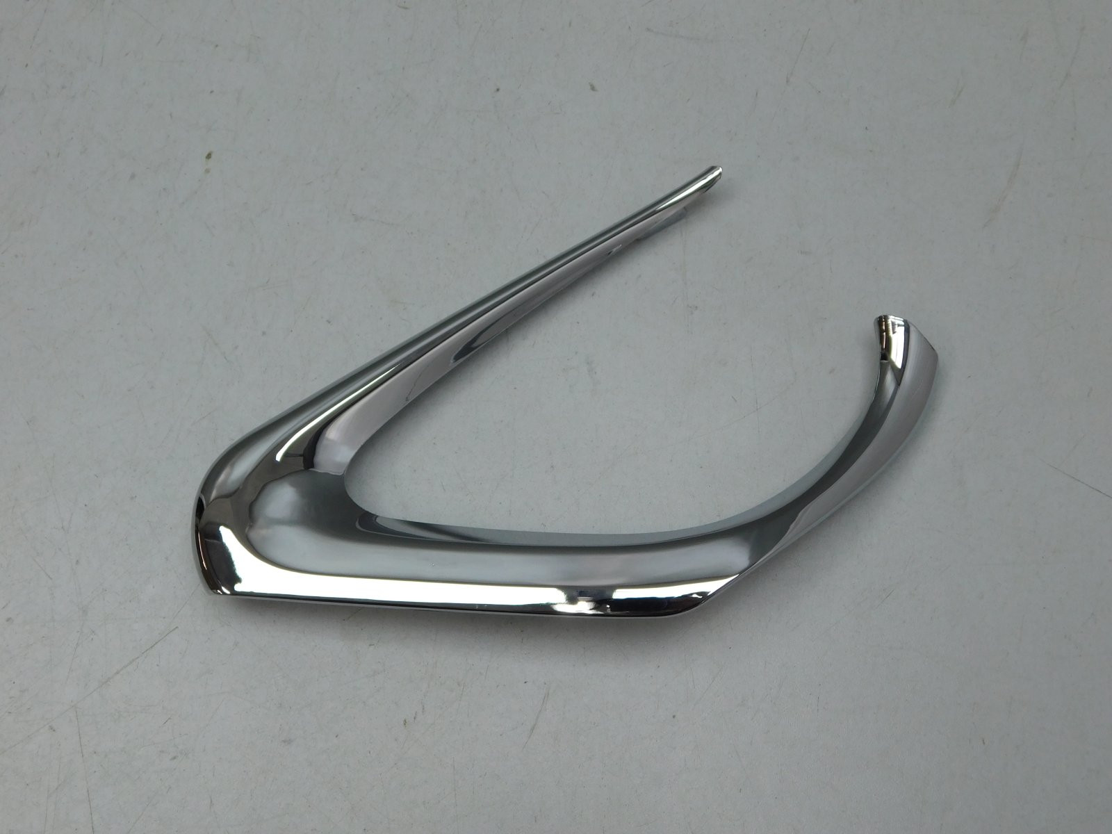 Молдинг центральной решетки Toyota Camry V50 2011-2018