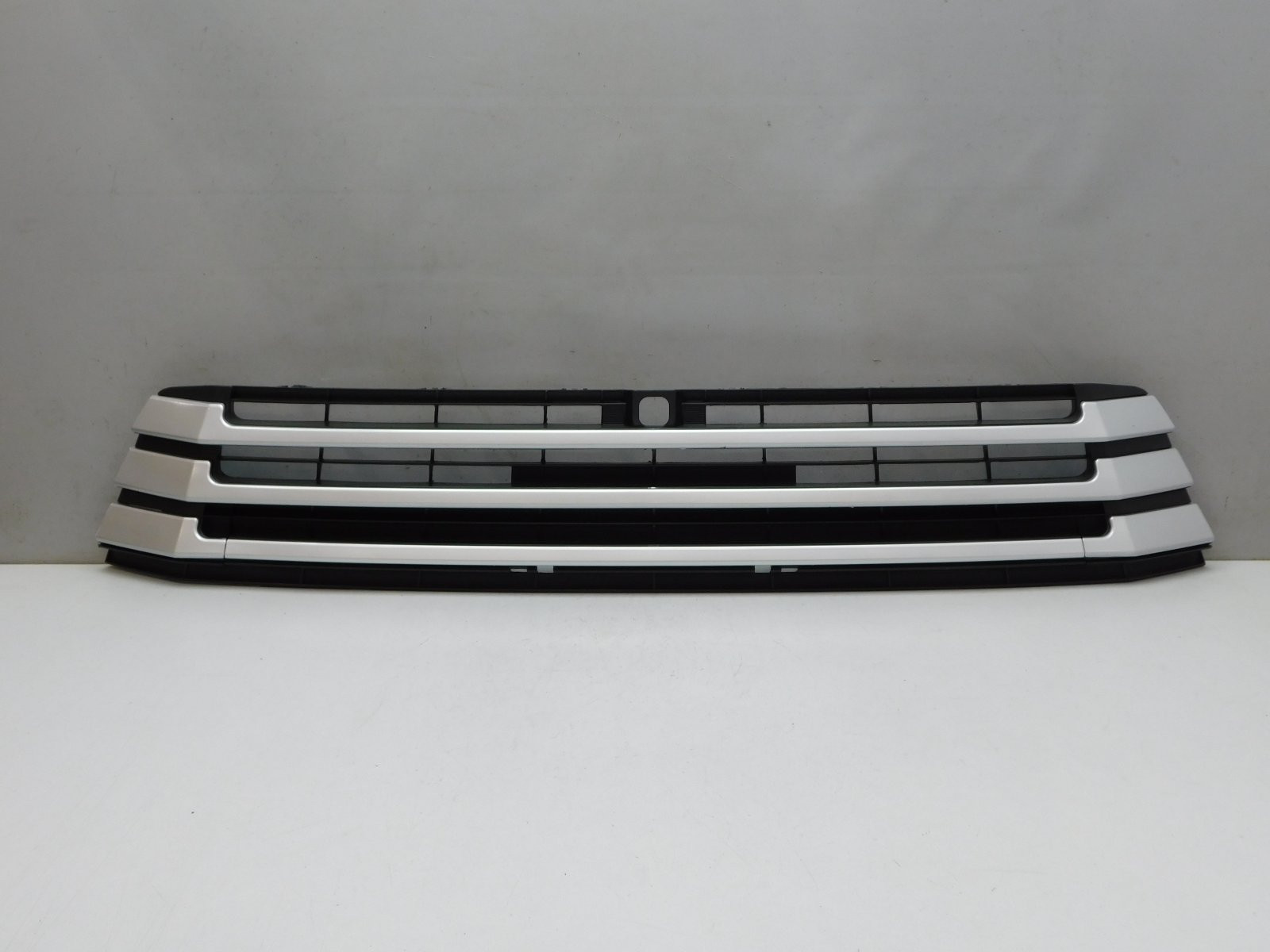 Решетка в бампер центральная Toyota Highlander III 2013>