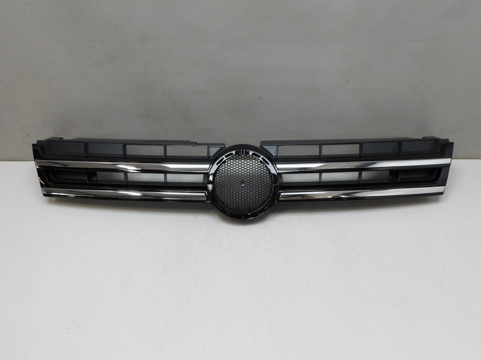 Решетка радиатора Volkswagen Touareg 2010>
