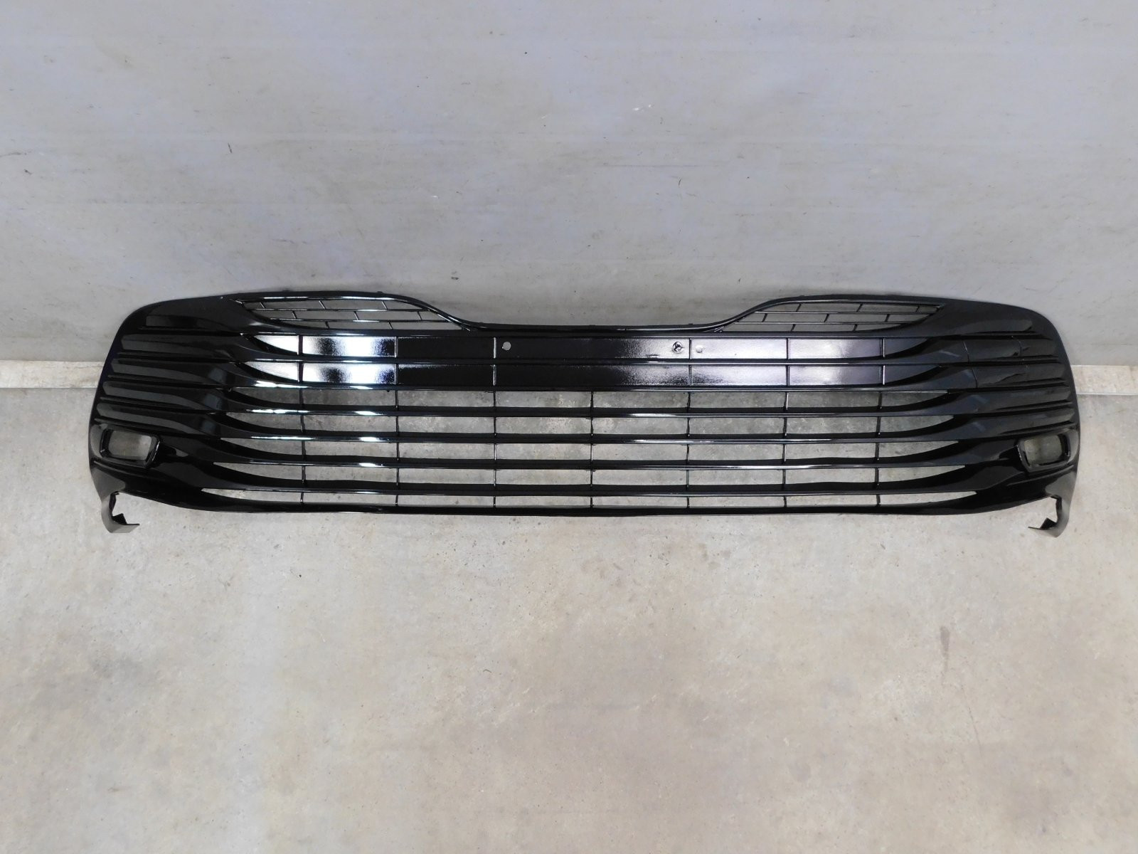 Решетка в бампер центральная Toyota Camry V70 2017>