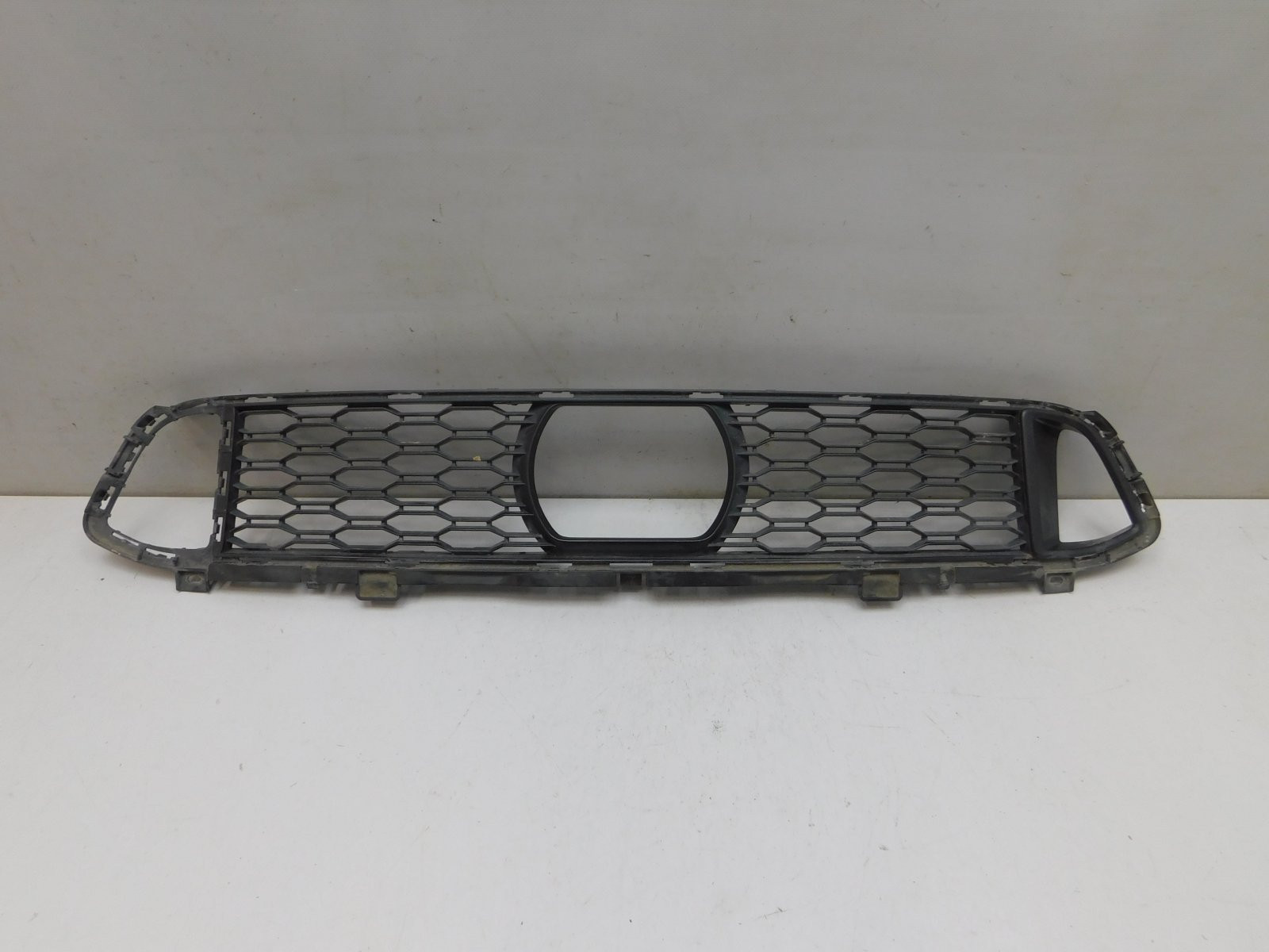 Решетка в бампер центральная BMW 5-серия G30 2016>