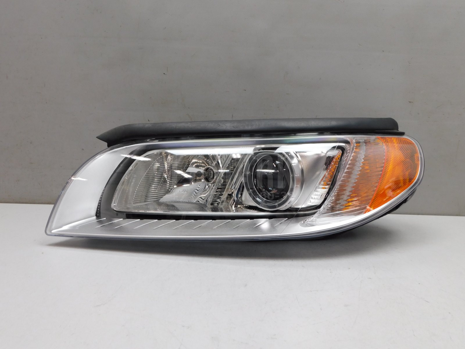 Фара левая Volvo XC70 Cross Country 2007-2016 31283915