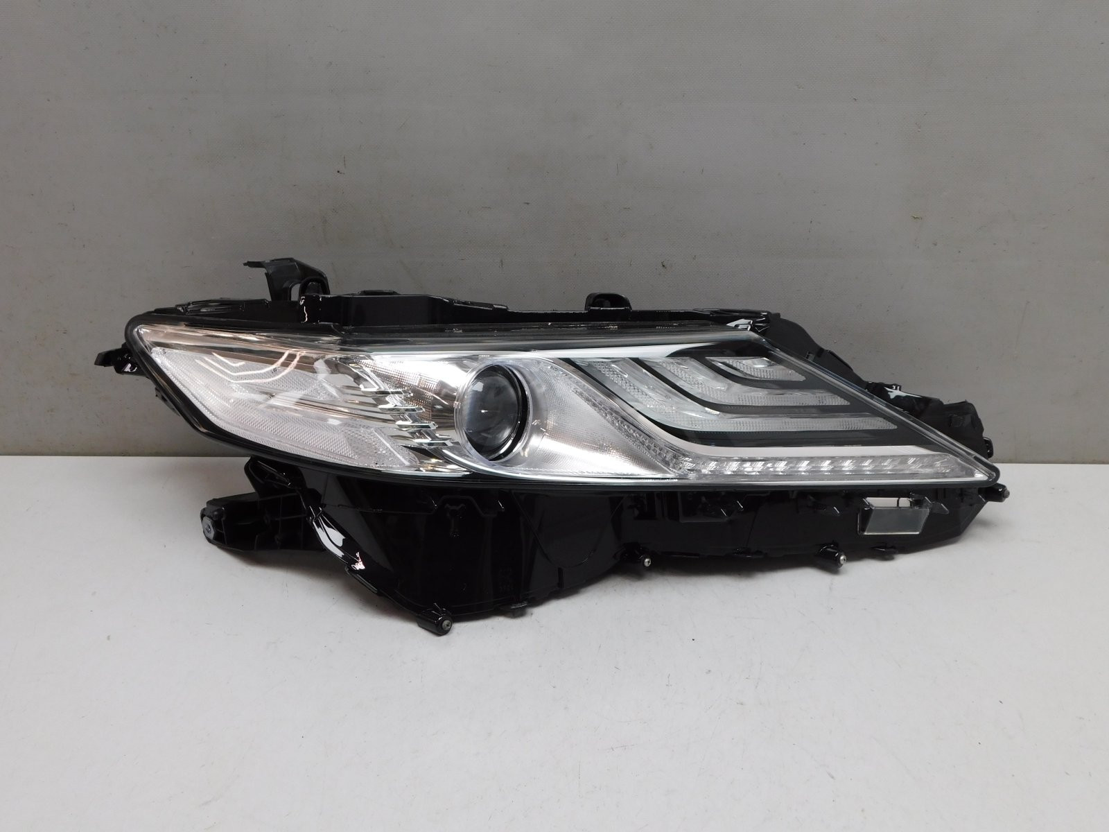 Фара правая Toyota Camry V70 2017>