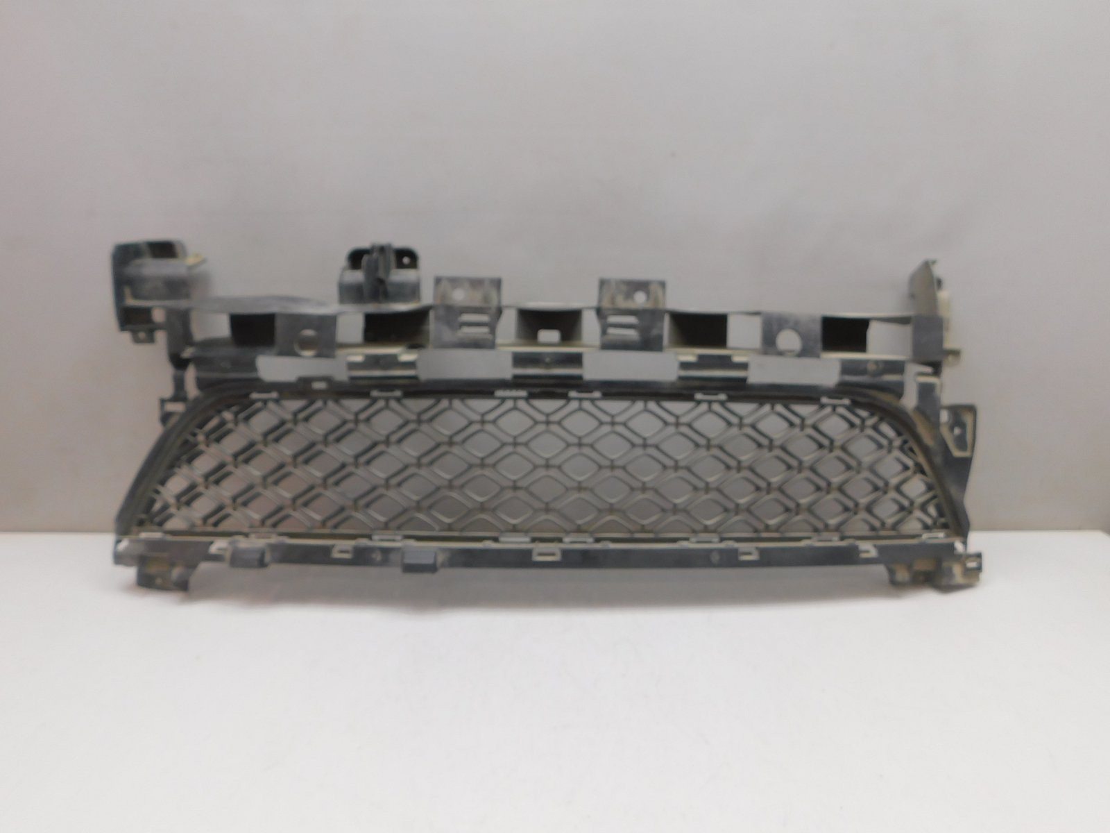 Решетка в бампер центральная Renault Sandero 2014>