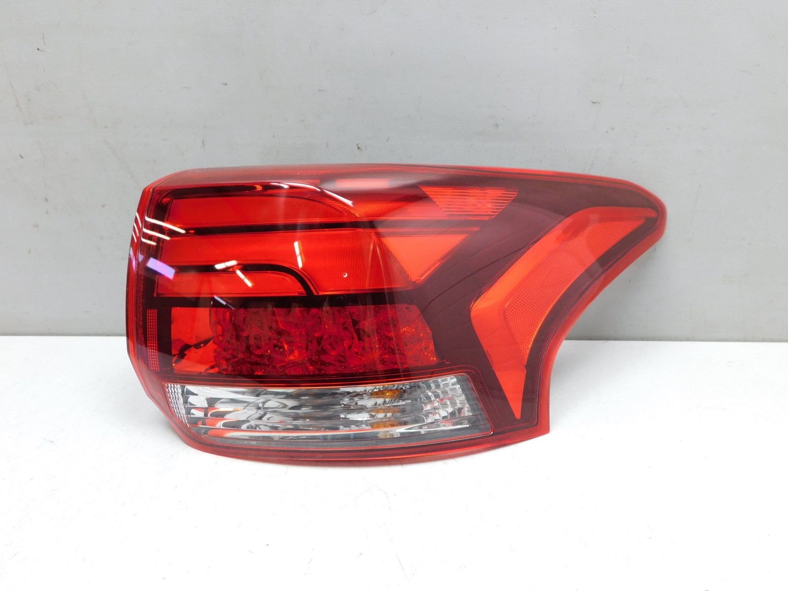 Фонарь задний наружный правый Mitsubishi Outlander 2012>