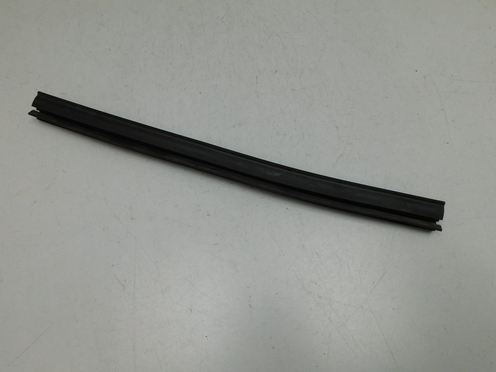 Направляющая стекла двери Renault Arkana 2019>