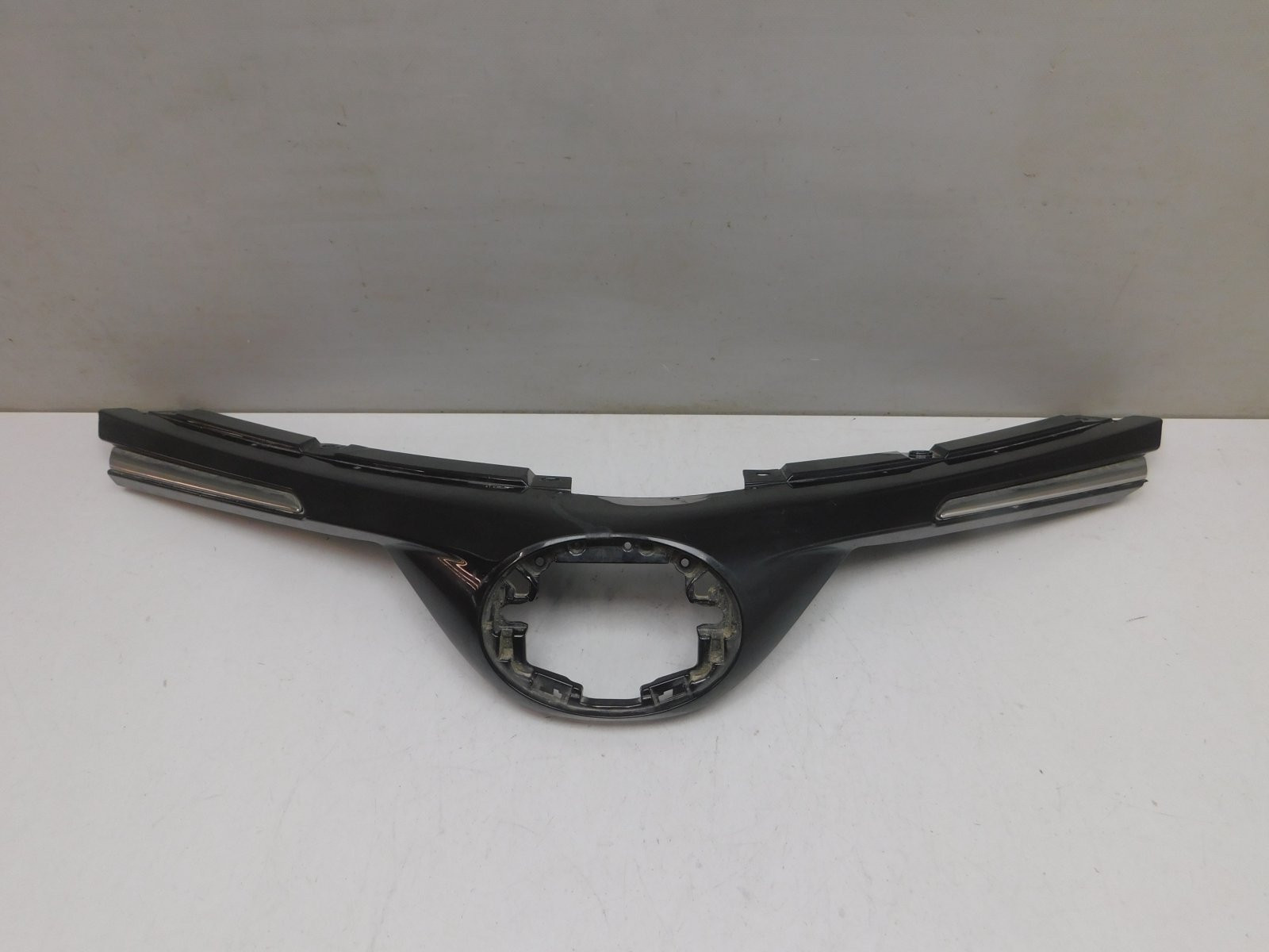 Решетка радиатора Toyota RAV 4 2013-2019