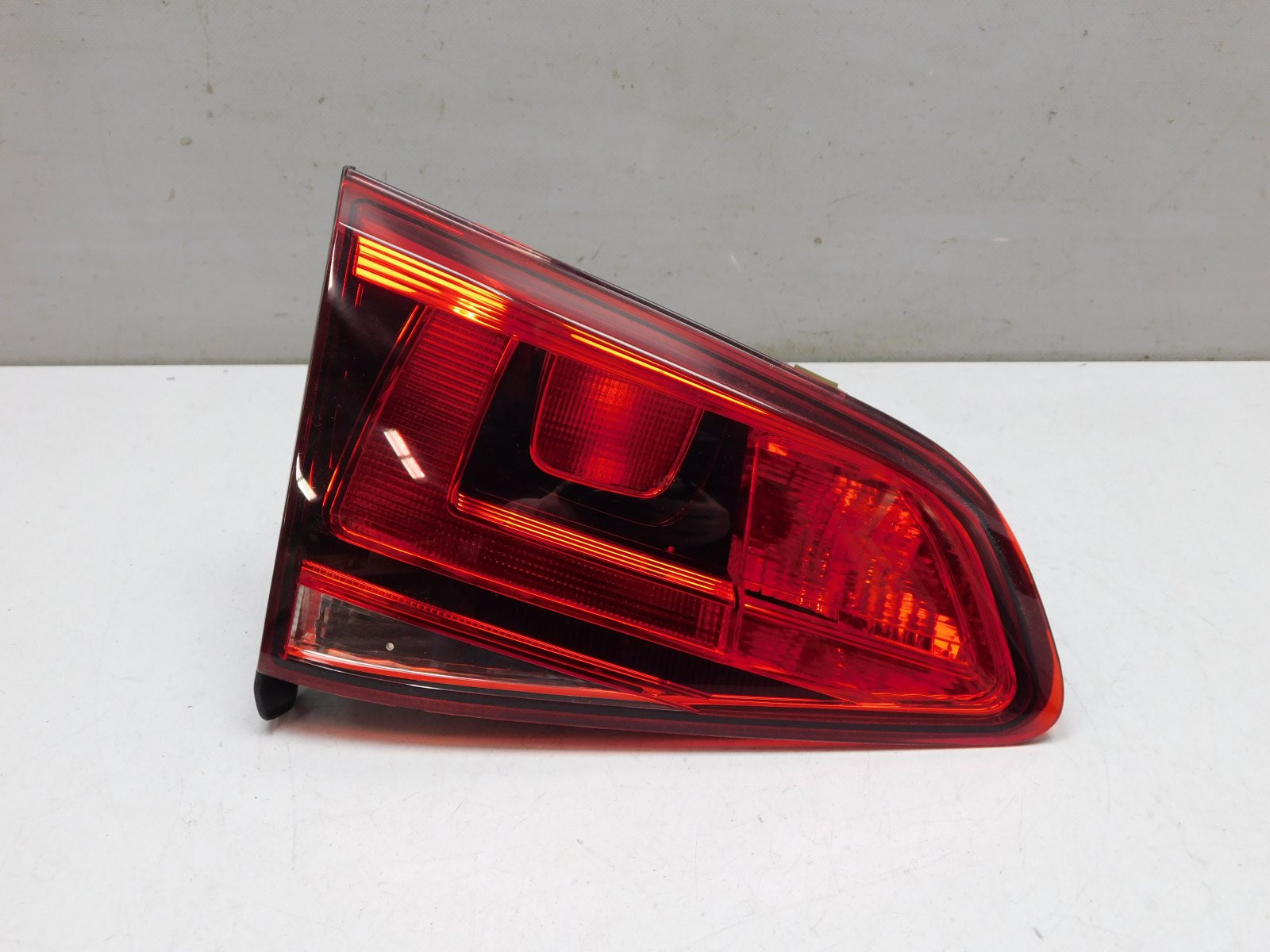 Фонарь задний внутренний левый Volkswagen Golf VII 2012>