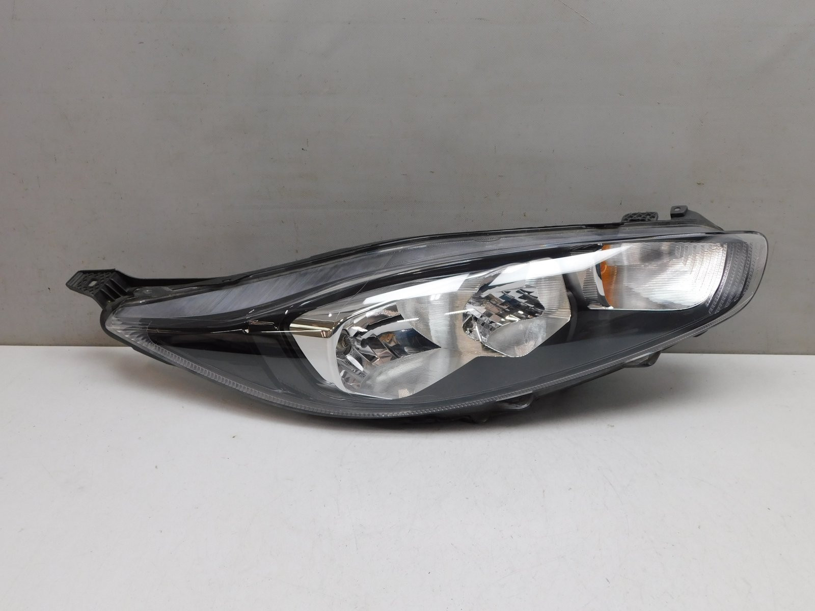 Фара правая Ford Fiesta VI 2008-2017