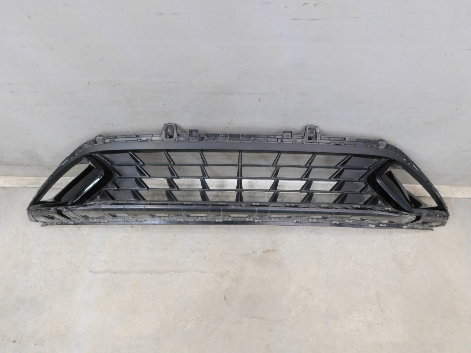 Решетка в бампер центральная Kia Cerato 2018>