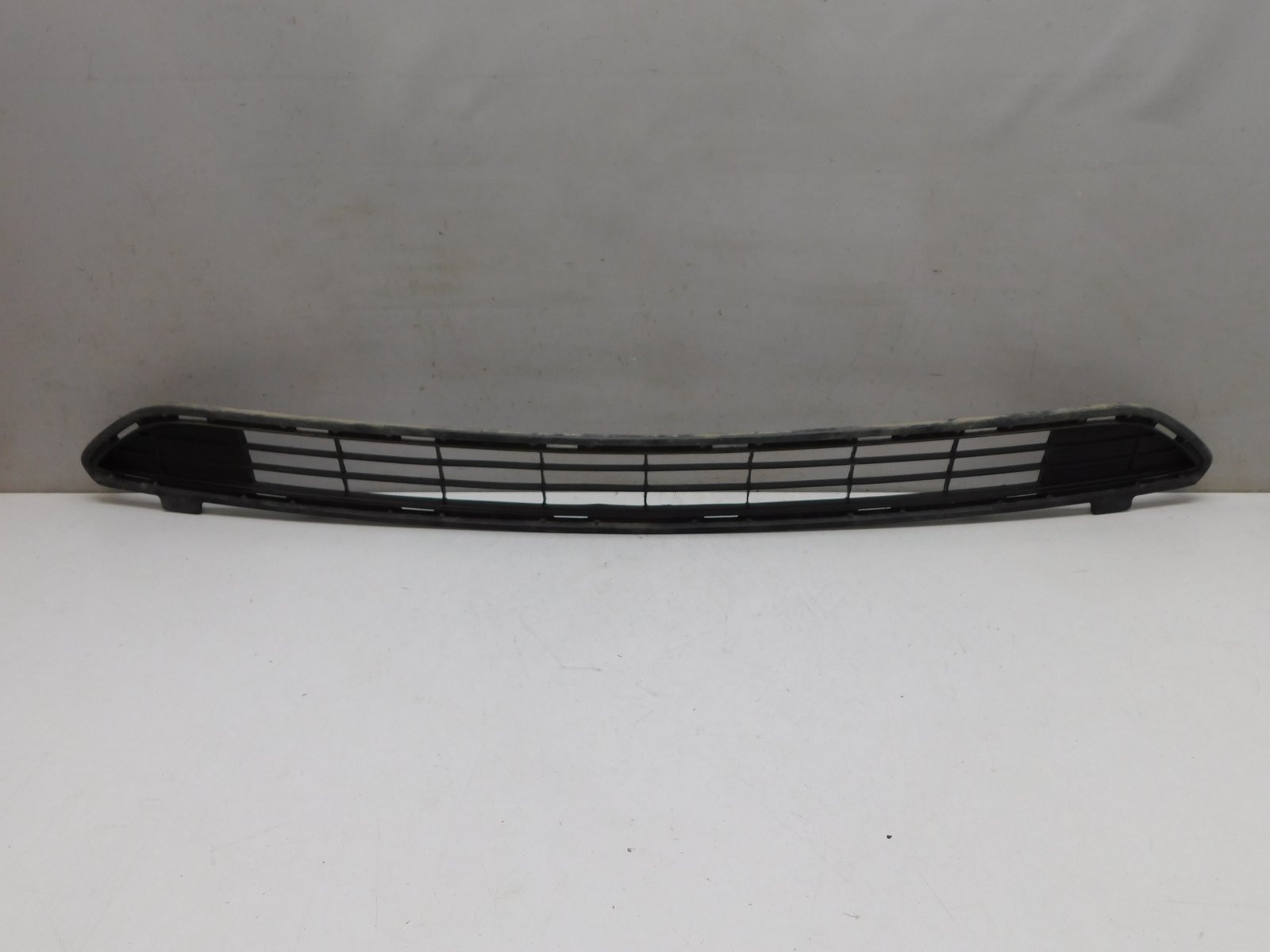 Решетка в бампер центральная Toyota RAV 4 2013-2019