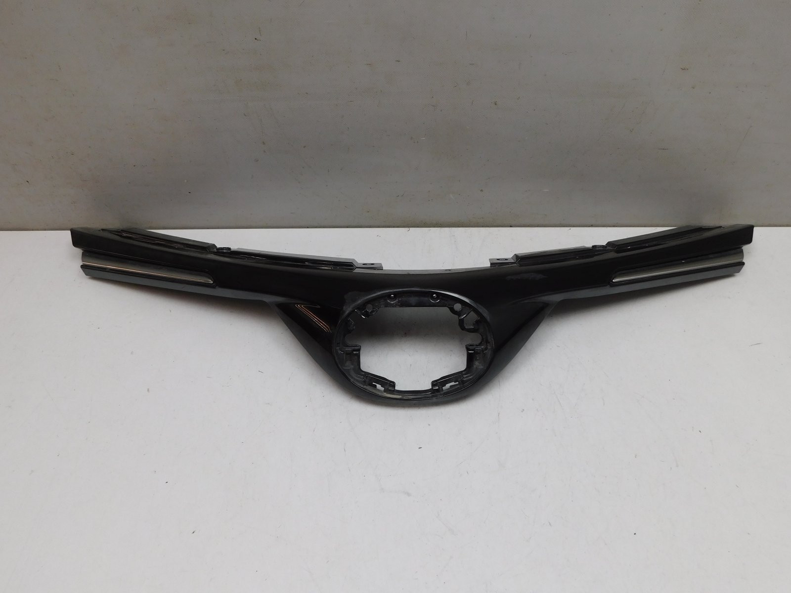 Решетка радиатора Toyota RAV 4 2013-2019