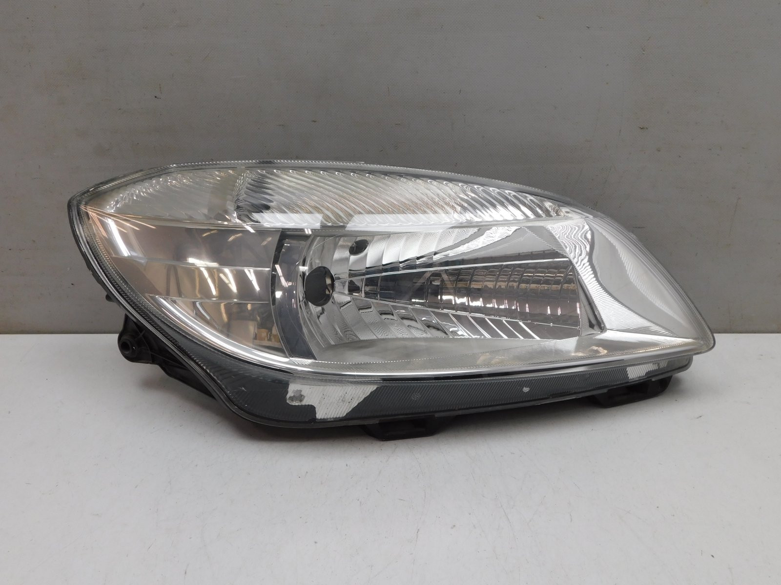 Фара правая Skoda Fabia 2007-2015